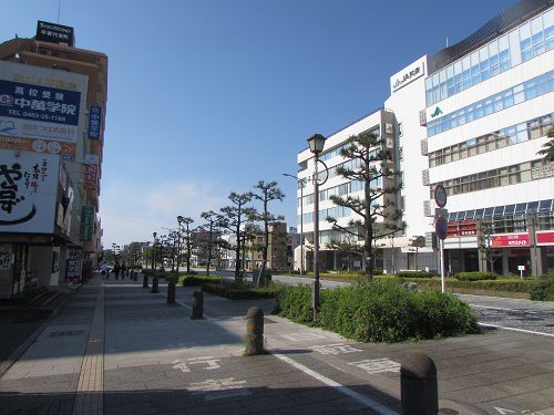 JR平塚駅南口。海へ向かってまっすぐに伸びる通り。　【2022年05月　神奈川県平塚市】