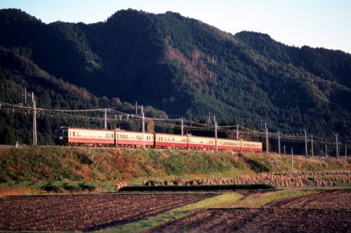 秋の築堤に輝く電車　- 1989年・東武日光線 -