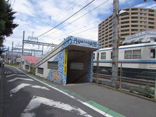 春日部駅西口から東口へ通り抜け可能な、地下道入り口。　【2022年08月　埼玉県春日部市】