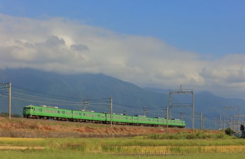 湖西線の雲のかかった比叡山系をバックに行く１１７系ローカル電車他（小野～和邇）