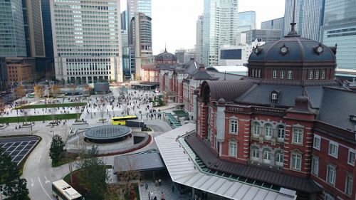 東京駅丸の内駅前広場と東京駅発着シーンを一望！