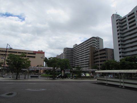 駅前で、壁のように立ち並ぶマンション群。　【2017年08月　滋賀県栗東市】