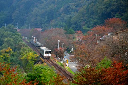 三江線の潮駅の紅葉風景を行くキハ１２０（潮駅）