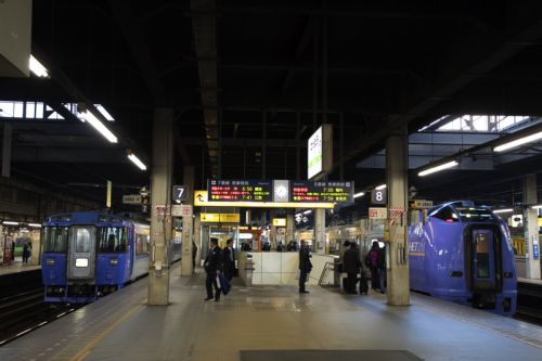 オホーツク1号と特急宗谷が遅れた朝の札幌駅で撮った電光掲示板