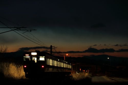 大糸線の夜明けの中を行く２１１系電車（信濃常盤～信濃沓掛）
