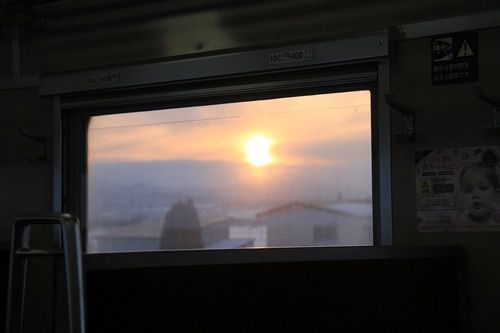 711系電車の車窓から見た夕日（ピンぼけ）
