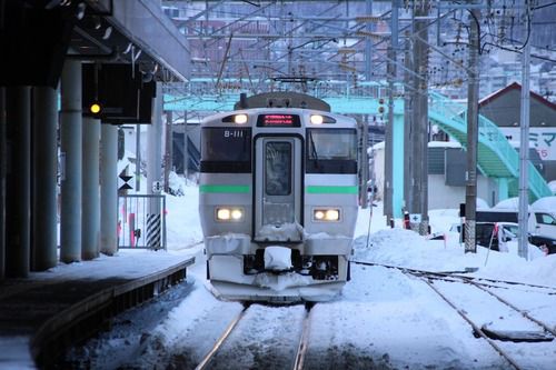 小樽築港駅に入線する733系電車B-111編成さん。