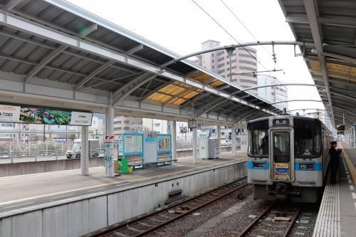 予讃線で、観音寺駅に到着