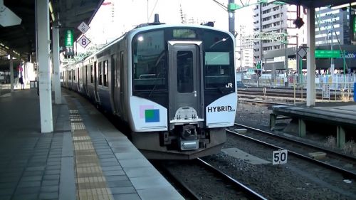 JR東日本HB-E210系気動車　仙台駅に到着　特別快速石巻行
