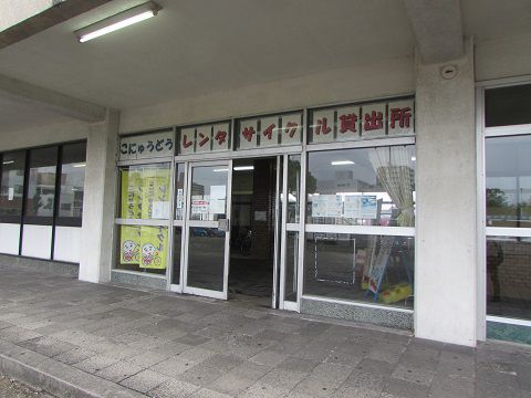 JR四日市駅の「駅舎」内にあるレンタサイクル貸出所。　【2017年08月　三重県四日市市】