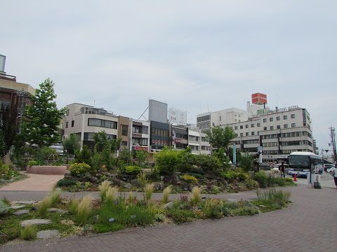 一風変わった景観？の小諸駅正面口。　【2017年07月　長野県小諸市】