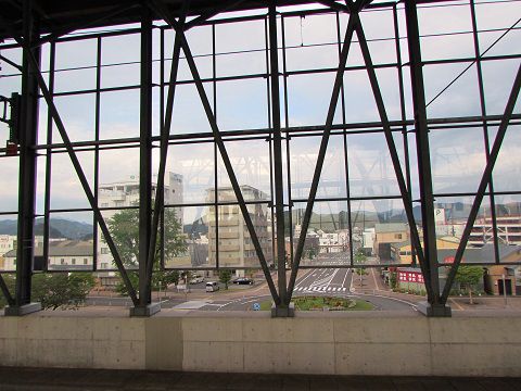 ガラス張りのJR日向市駅高架ホームから、外の景色を望む。　【2015年08月　宮崎県日向市】