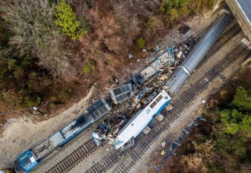 米で寝台列車が貨物列車に激突し脱線、２人死亡