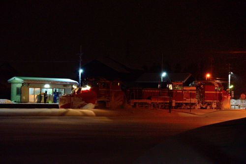 城端線の深夜の除雪作業を続けるＤＥ１５－１５４１号機ラッセル車（林駅・高岡駅）