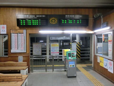 裾野駅 改札口の電光掲示板（発車標）＆駅舎 【2017年12月】