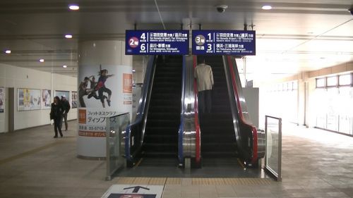 2階直通と3階直通が並列しているエスカレーター　京急蒲田駅