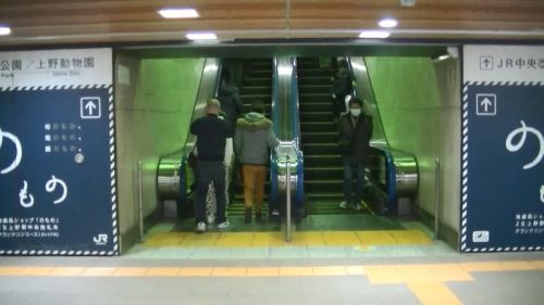 途中に水平部があるエスカレーター　JR東日本上野駅