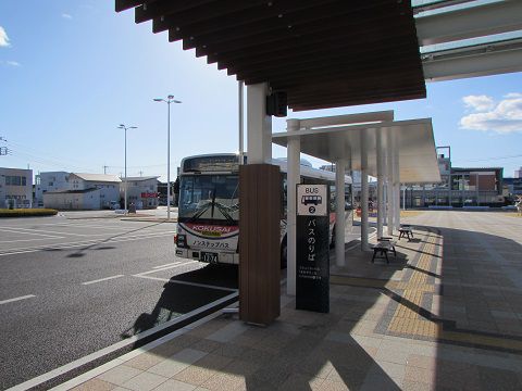 伊勢崎駅前から、県境を超えて本庄駅前へ向かう路線バス。　【2017年12月　群馬県伊勢崎市】
