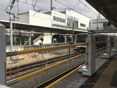 JR拝島駅の昇降式ホーム柵