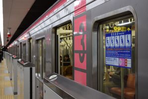 大阪市営地下鉄の優先座席ステッカーが更新 さらに千日前線の接近放送にも変化が