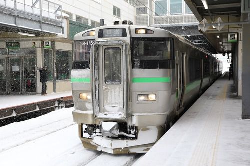 雪の降る中、733系電車B-115編成さん・手稲駅
