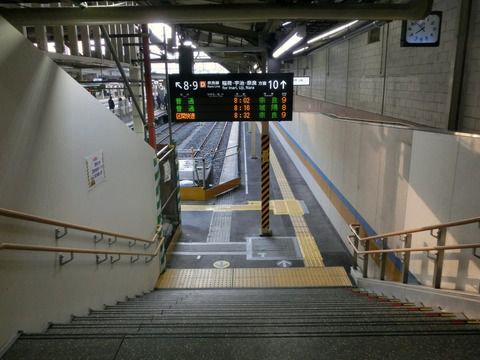 京都駅のJR奈良線ホームに新しい発車標が設置される（2018年2月）