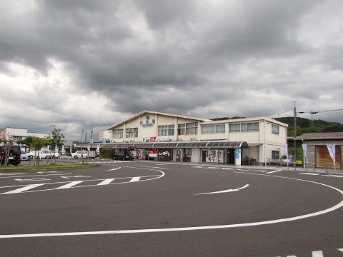 外観は昭和後期様式？の中村駅。　【2016年05月　高知県四万十市】