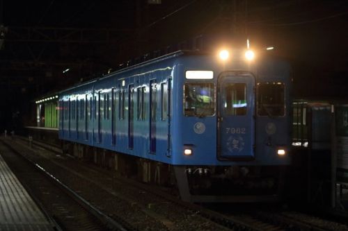南海本線　夜に青いめでたい電車を釣上げる　３月１３日撮影