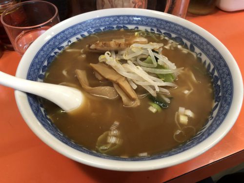 都営地下鉄浅草線新橋駅 東京ラーメン 八京 暖簾を潜り味わうあっさり醤油ベースのスープ