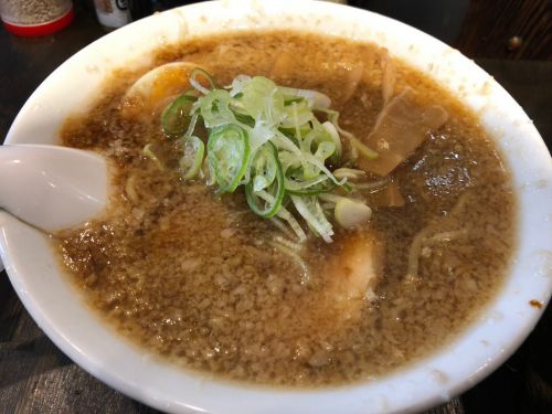 都営地下鉄浅草線新橋駅 元楽 醤油ベースのスープたっぷり背脂 元らーめん ぶためしセット