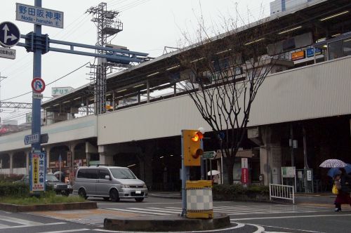雨の阪神　野田駅前