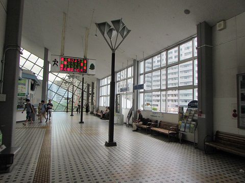 JR栗東駅の橋上駅舎。その建物はそのまま駅の東西を結ぶ通路。　【2017年08月　滋賀県栗東市】