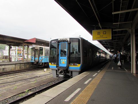 終点・宇和島駅で折り返す特急宇和海。　【2016年05月　愛媛県宇和島市】