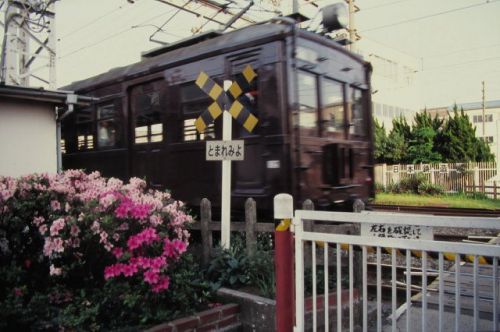 鶴見線クモハ12　ツツジ咲く武蔵白石駅にて　1994-04-29