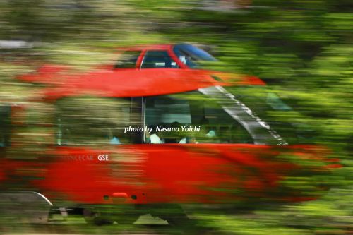 今日はみどりの日　緑の中を走り抜ける真っ赤なGSE　　小田急電鉄