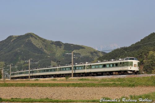 《鉄道写真》篠ノ井線、順光の189系「おはようライナー」