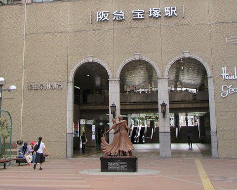 阪急宝塚駅前、宝塚歌劇団の銅像。　【2017年08月　兵庫県宝塚市】
