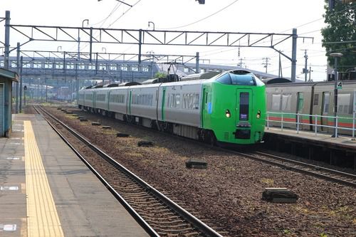 萌黄色の特急ライラック・江別駅