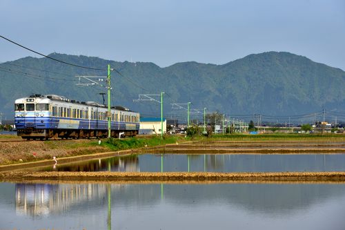 弥彦線の水田に写る水鏡風景を行く１１５系電車（吉田～西燕）