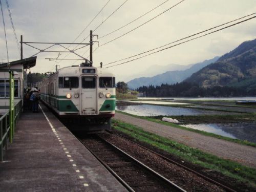 大糸線115系　木崎湖が見える小さな駅にて　1994-05-05