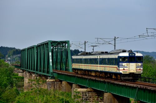越後線の大河津分水路橋梁を行く１次新潟色１１５系電車（分水～寺泊）