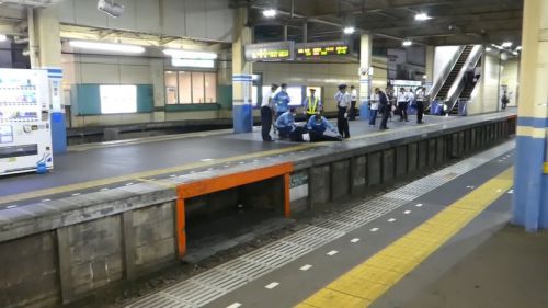 ホームで倒れている人を救護　西武新宿線田無駅