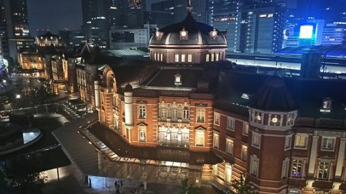 夜の東京駅で