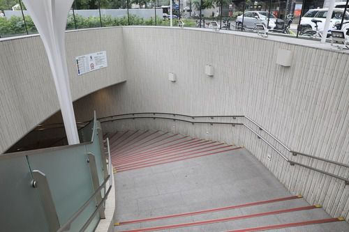 地下駅への入口・大通