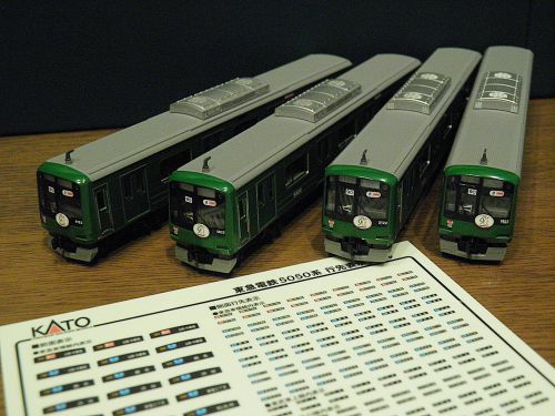 KATO 東急電鉄5000系 東横線 5122F〈青ガエル〉ラッピング編成にステッカーを貼る