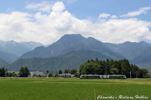 《鉄道写真》松川村のシンボル有明山の懐をゆく「リゾートビューふるさと」