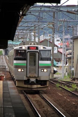 小樽築港駅に入線する733系電車B-105編成さん。