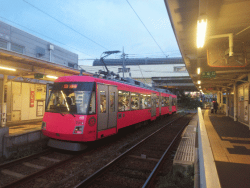 東急世田谷線の305F(ピンク色の電車)