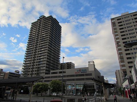 早朝の阪神「西宮」駅前。そびえ建つタワーマンション。　【2017年08月　兵庫県西宮市】