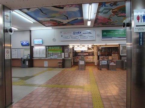早朝5時前、4方向への始発列車を見送る津山駅。　【2018年05月　岡山県津山市】